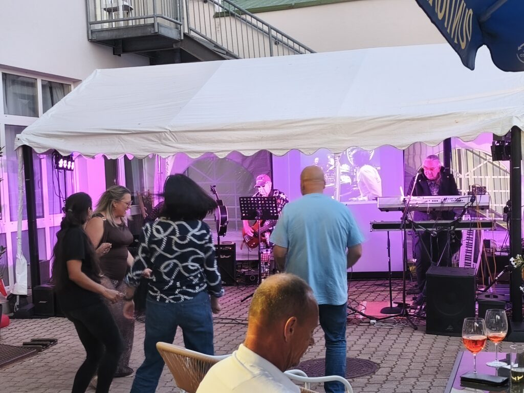 Die fetzige Musik lädt zum Mittanzen ein.